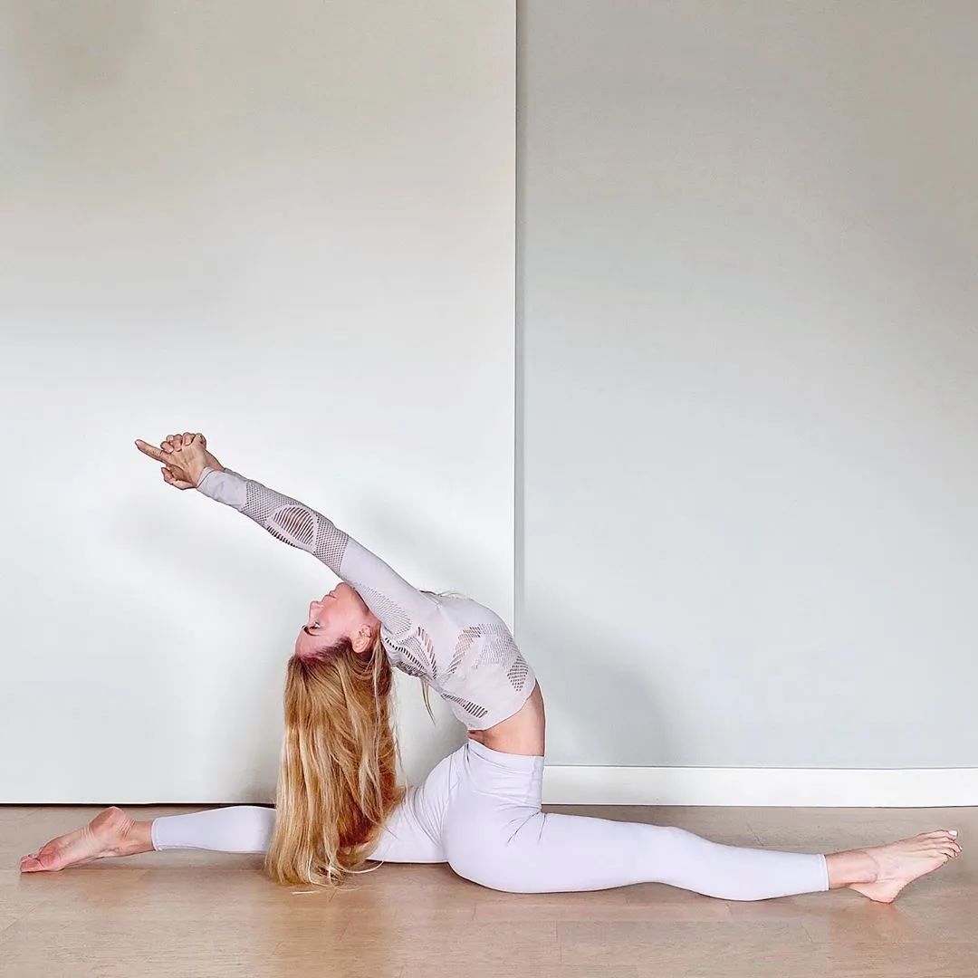 睡前五个瑜伽动作练出绵软好身材,越练越年轻的瑜伽方法