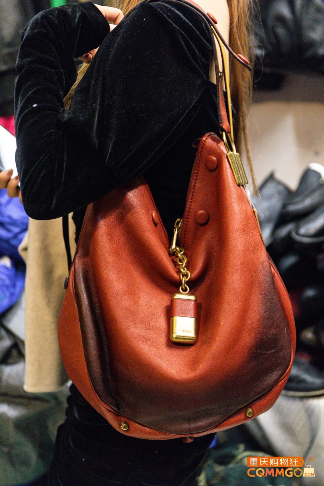 解放碑一层楼卖衣服,解放碑二手衣服市场