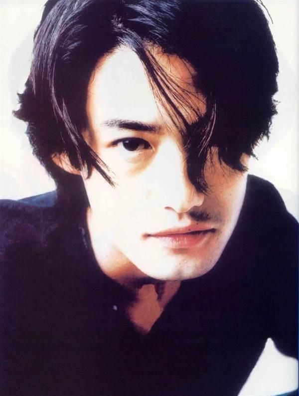 日本男人最想拥有的脸！性感神颜秒杀鲜肉，冻龄大帅哥竟单身