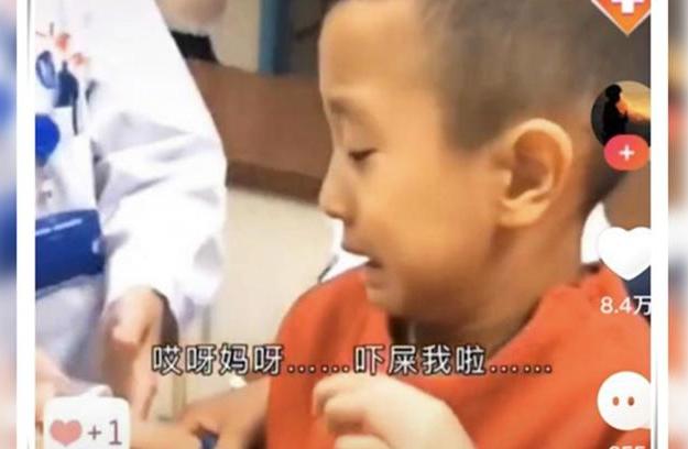 宝宝打针微笑面对护士秒变脸,小孩打针被护士夸赞逐渐迷失自我