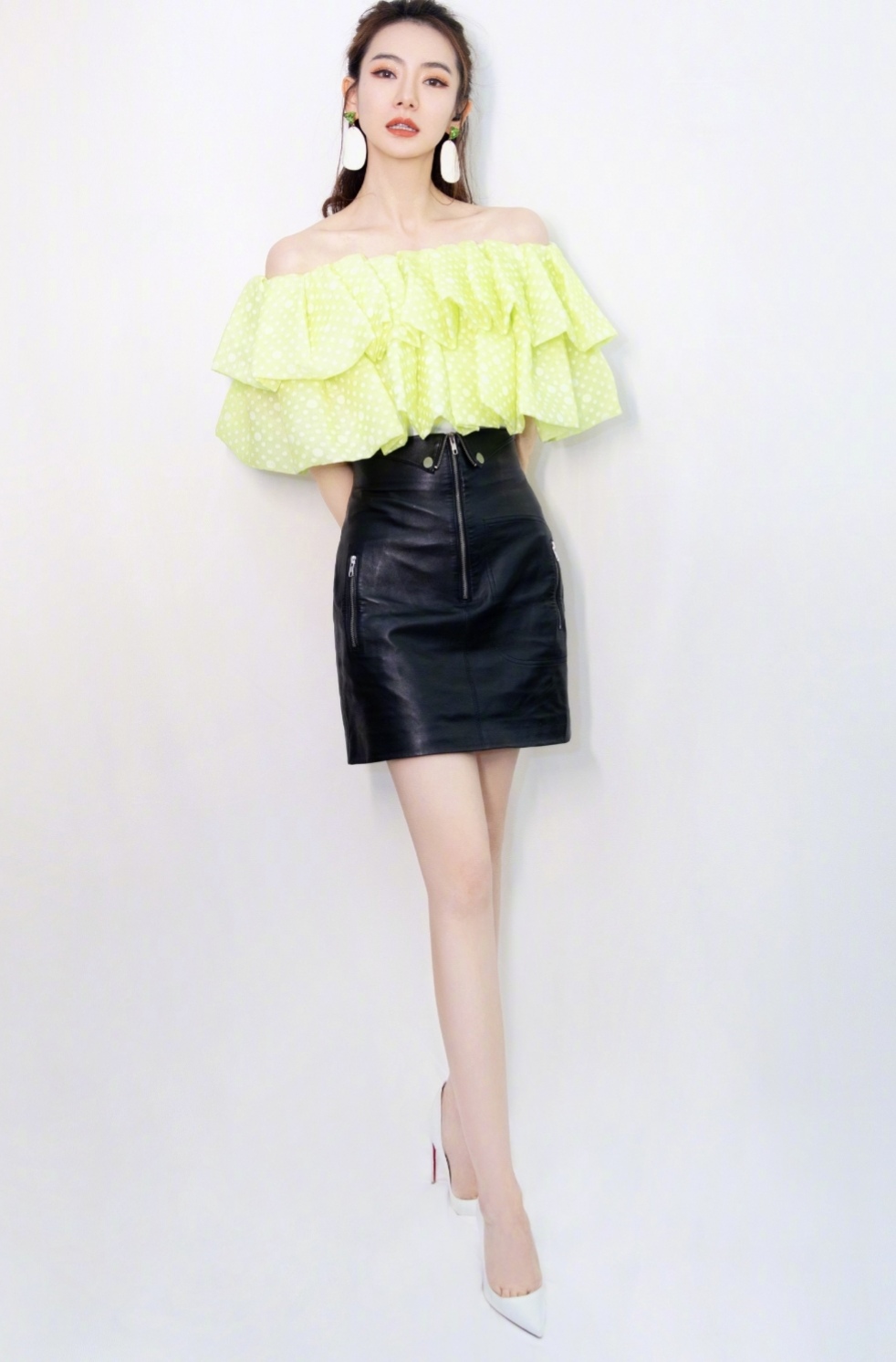 戚薇的时尚真看不懂，穿T恤配“太空被”凹造型，一般人真不敢穿