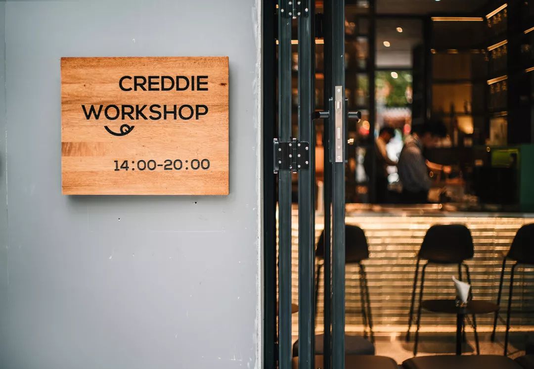 在110㎡空间里创造了两个世界，成都这个酒吧允许你上班时饮酒