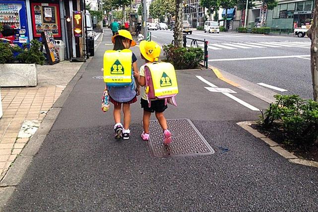 中国家长接送孩子放学,国外父母接送孩子上学