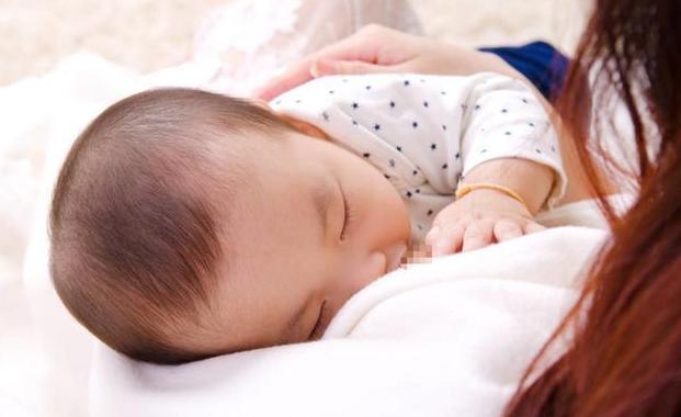 小孩的吃奶方式决定了她的性格,宝宝吃奶姿势不对会导致大小脸吗