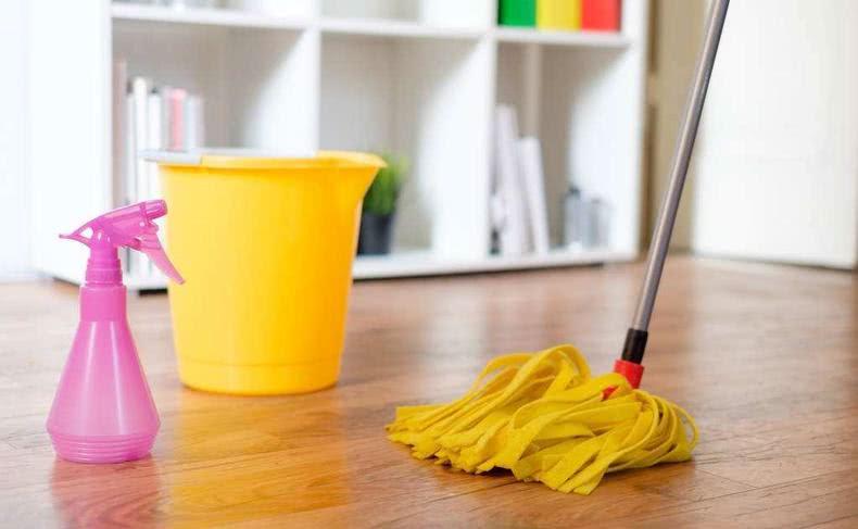 清水拖地水渍太多教你一个技巧,拖地时水里加点什么拖得干净