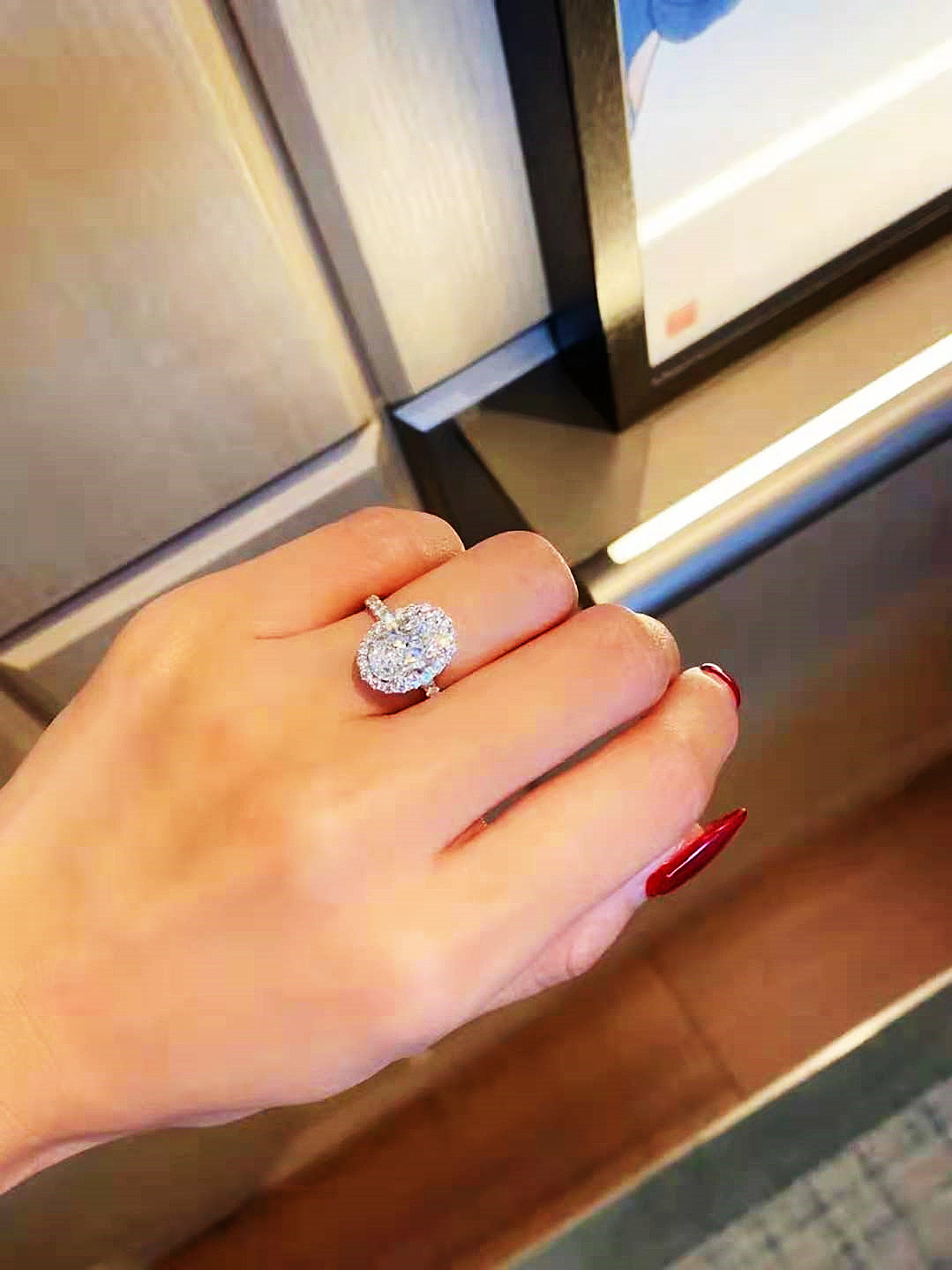 钻石星光下的梦想,珠宝的轻奢甜美,就像流动的时尚光影