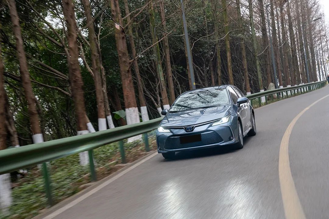 卡罗拉双擎和燃油版驾驶感受,卡罗拉双擎有没有必要买燃油版