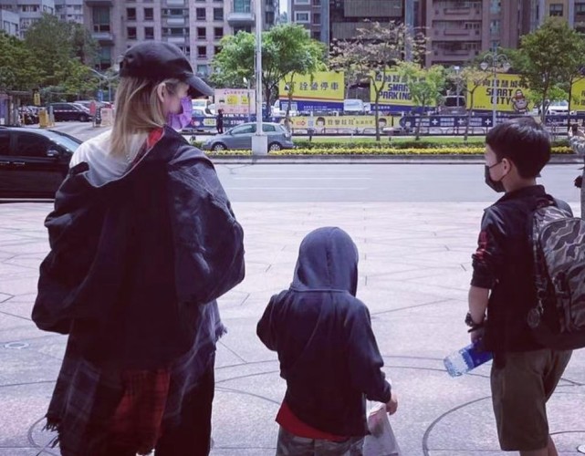 萧亚轩被狗咬伤脸部照片,萧亚轩被狗咬伤脸部怎么修复的