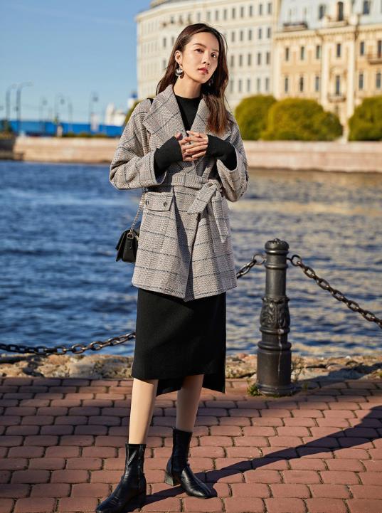 冬季最火穿搭秘籍：毛呢大衣搭针织连衣裙，让你秒变韩剧女主角