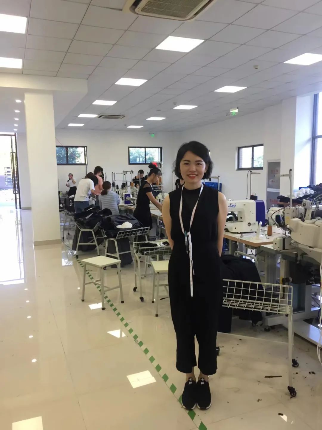 工厂车间夜间灯火辉煌,灯火通明的生产车间