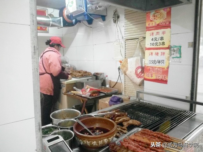 她专烤大猪蹄子,开店7年每天收入6000元