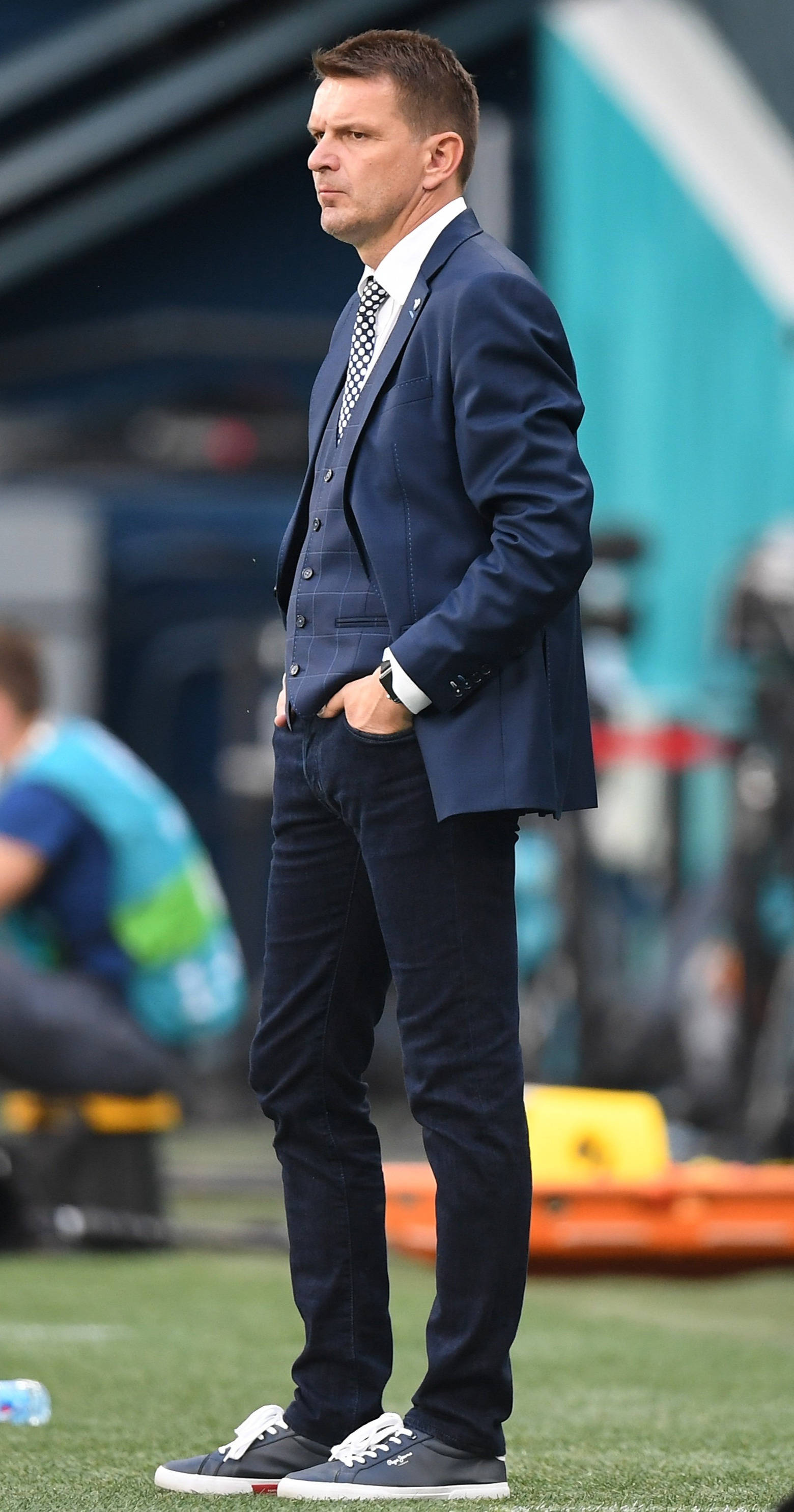 大饱眼福!欧洲杯名帅衣品赏析:索思盖特弃马甲曼奇尼秀阿玛尼