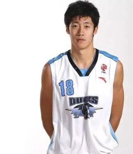 为二婚妻子买百万豪车,不介意五年无子,刘翔两段婚姻判若两人?