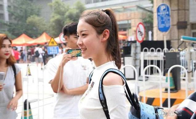 立冬陪丈夫回农村探望,半夜听到婆婆屋里有动静,偷听后我泪目