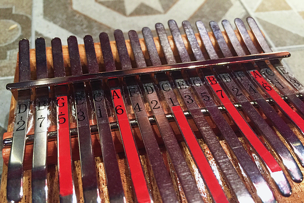 卡林巴拇指琴怎么用调音锤,卡林巴拇指钢琴怎么调音