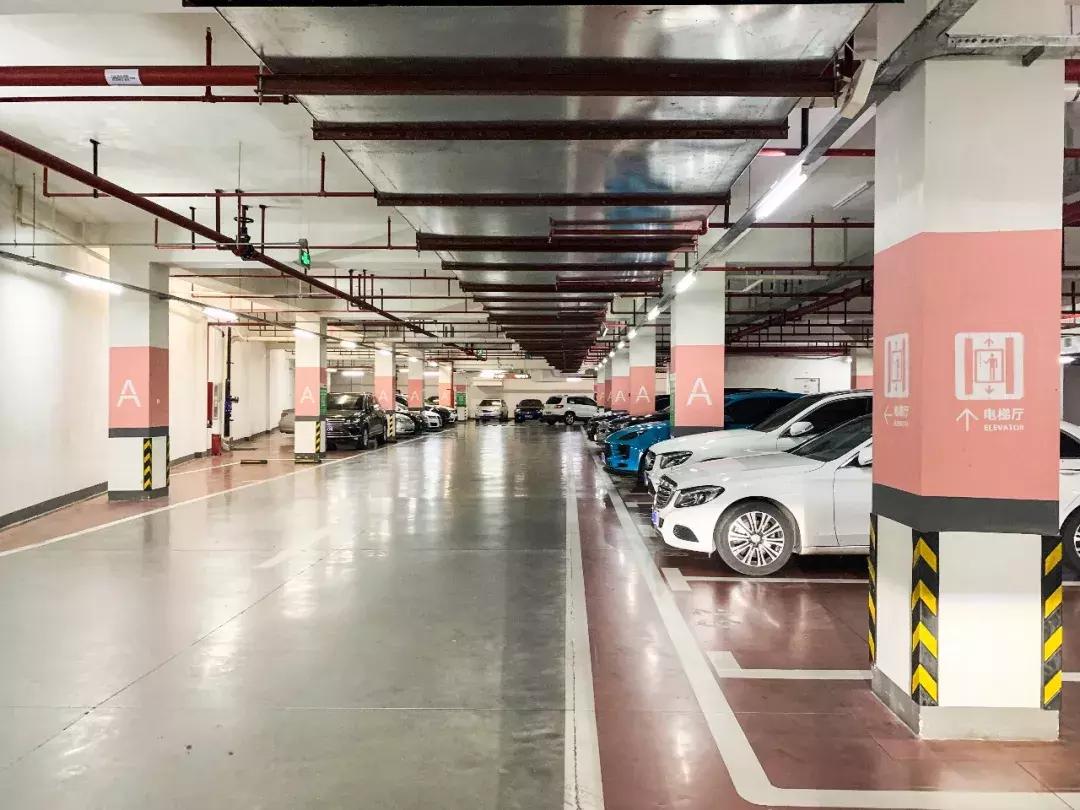 在南京月薪1W，我却停不起车