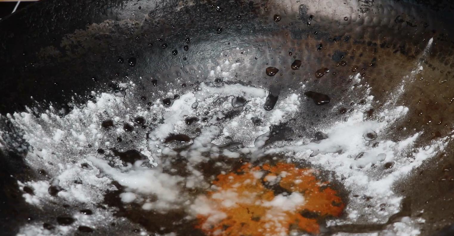 铁锅怎么不会生锈粘锅,铁锅生锈不要扔教你一招搞定