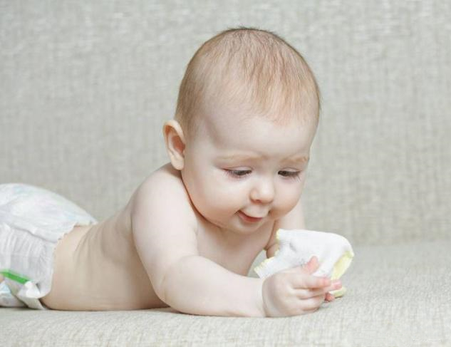 喜欢脱袜子什么原因,宝宝为什么喜欢脱袜子放头上