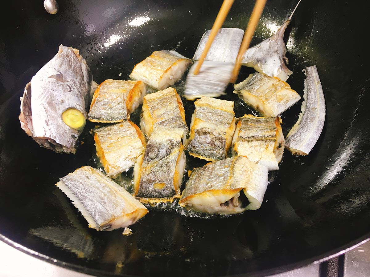 带鱼煎之前怎么处理不腥还不粘锅,干煎带鱼怎么外脆里嫩
