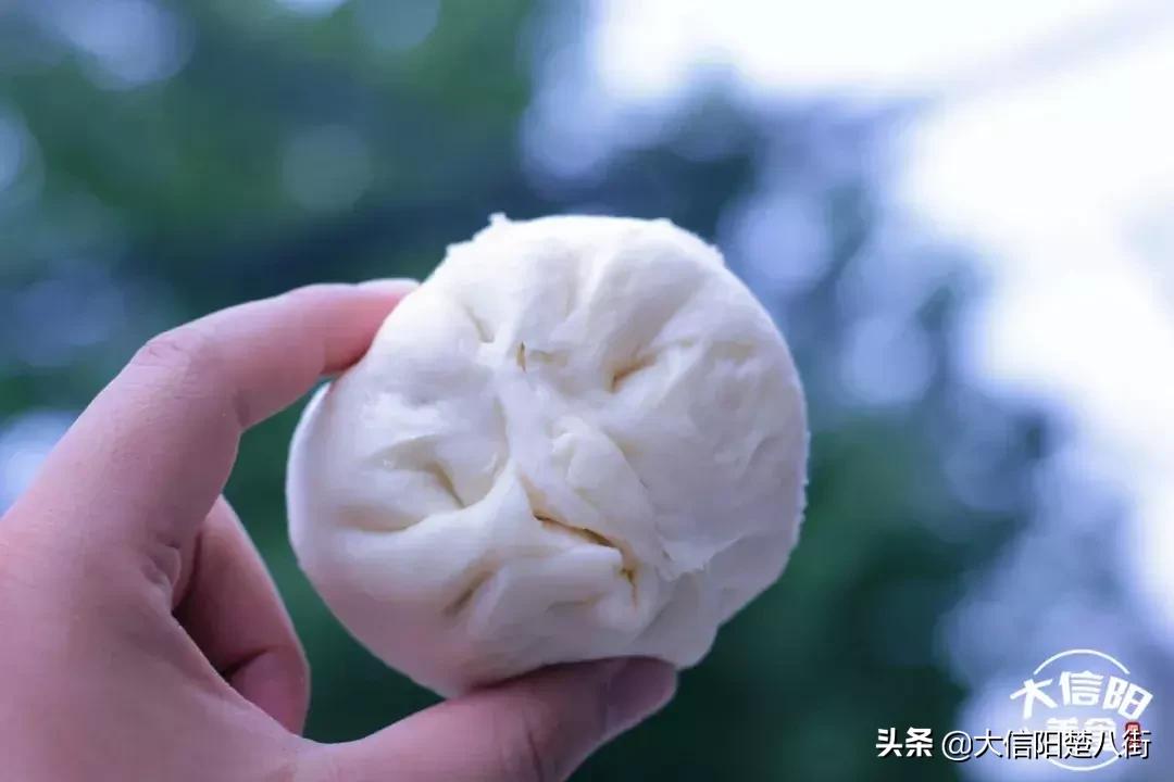 探店:信阳这家十年无名包子铺,据说排队到腿软也要吃?