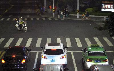 出尽洋相！珠海一奇葩男子躺马路中间睡大觉！过往司机提心吊胆！