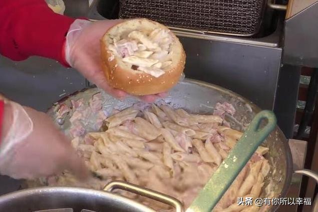 大妈校门口卖罕见小吃半天卖出,大妈校门口卖便宜小吃1块5个