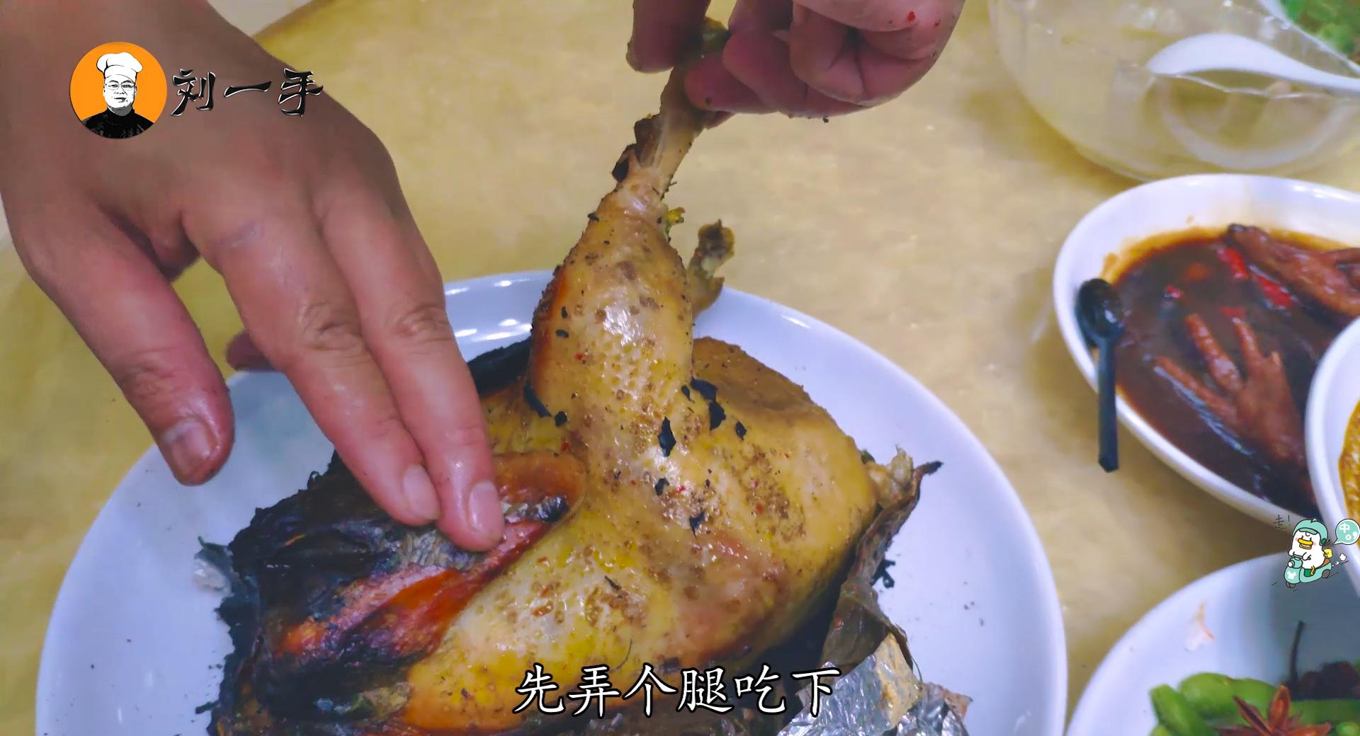 老刘心血来潮想吃窑鸡,买了炉子在家做,结果翻车烤糊了