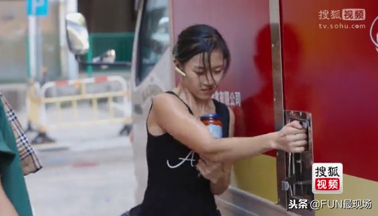 最性感的香港搬运工，扛180斤重物，月薪1万8，租5平米房