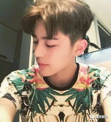 2020最火短发男寸头两边铲烫发,男生夏季发型两边铲刘海