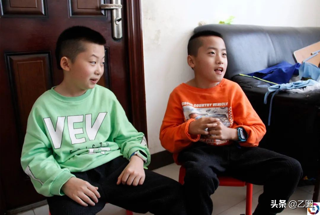 脑瘫双胞胎奶奶,三胞胎患脑瘫家人不离不弃