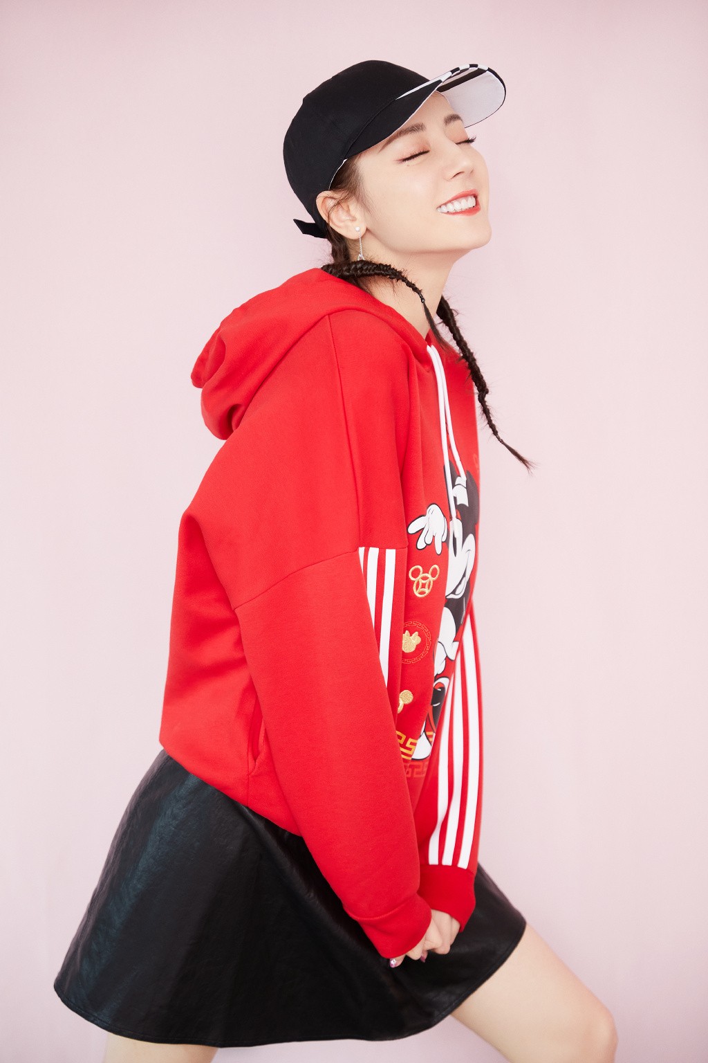 迪丽热巴穿粉色卫衣营造出少女感,迪丽热巴穿红色米老鼠卫衣