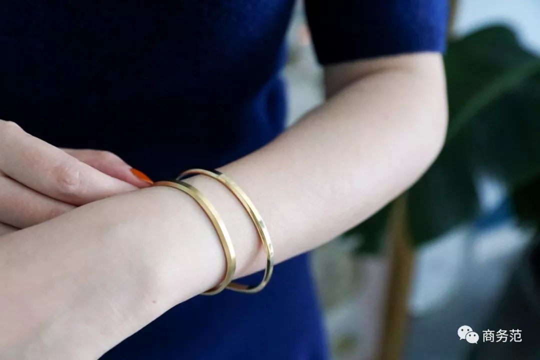 瑞典皇家配饰品牌,几百块戴出万元质感,金色手镯男女戴都好看