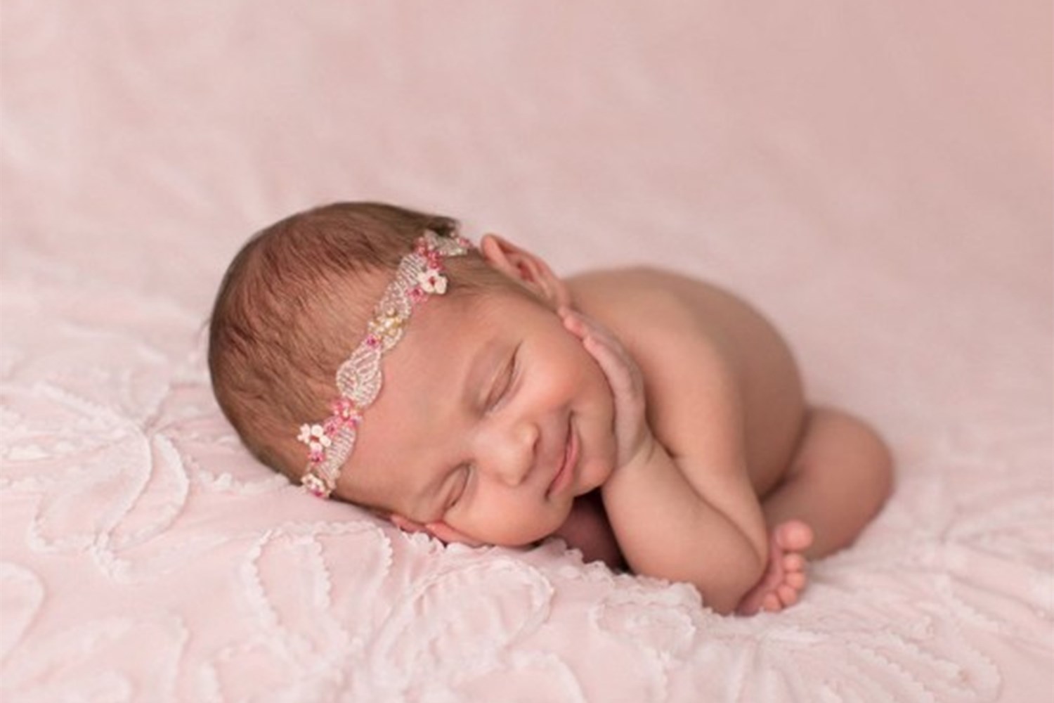 新生儿出生就会笑代表孩子聪明吗,新生宝宝经常笑代表什么