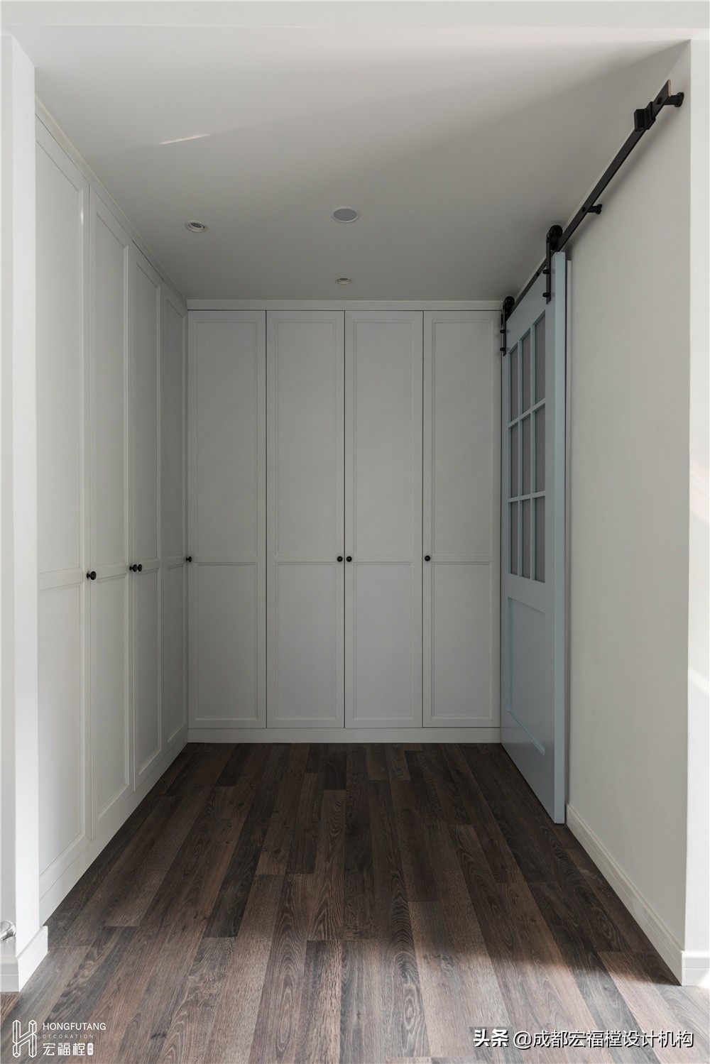 跃层意式极简风背景墙,北欧风电视背景墙小户型