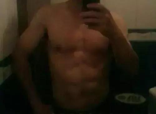 腹肌歪了练哪边,腹肌歪的还不整齐