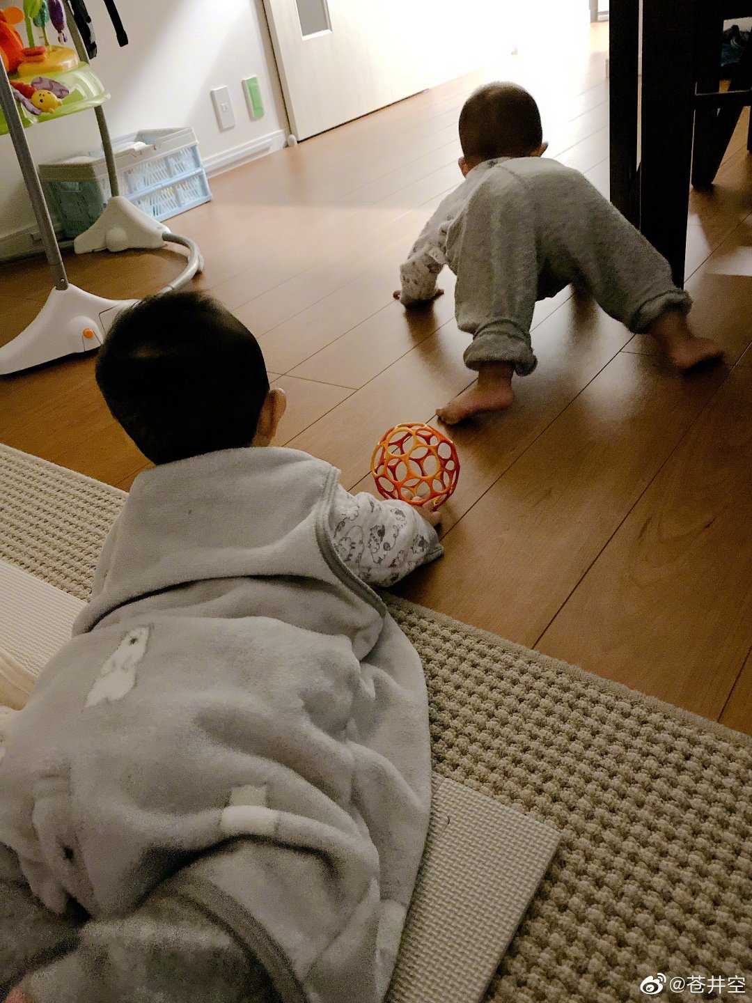 苍井空平安夜晒性感自拍,网友:您的衣服呢,不冷吗?