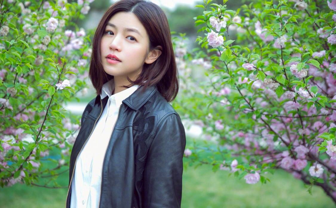 一款让脸变小的时尚大气发型,既显脸小又显脸瘦的发型