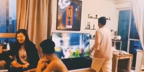 苏醒为立人设爆粗砸电视，黑历史太多，足球圈毕竟不是娱乐圈！