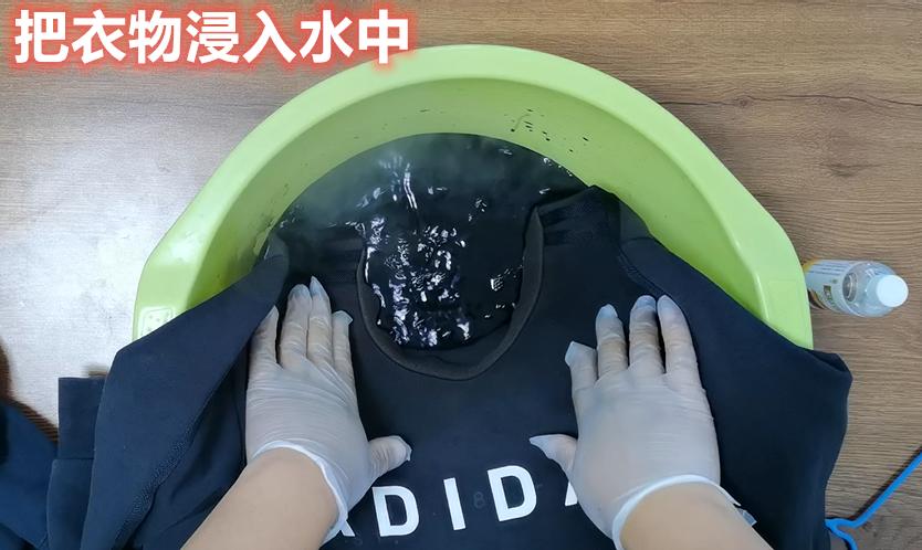 黑色被84腐蚀变色的衣服怎么复原,浸泡掉色的衣服可以恢复吗