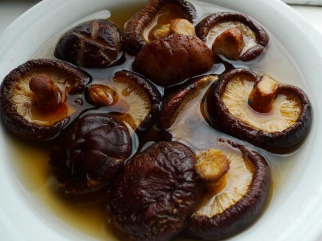 怎样泡干香菇又快又好,泡发香菇要不要焯过水