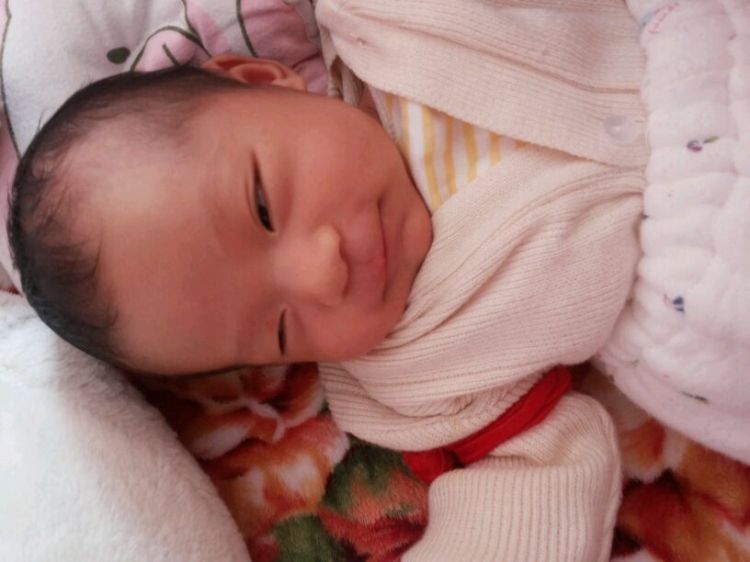 新生儿睡觉抿嘴是怎么回事,刚出生的小宝宝睡觉抿嘴