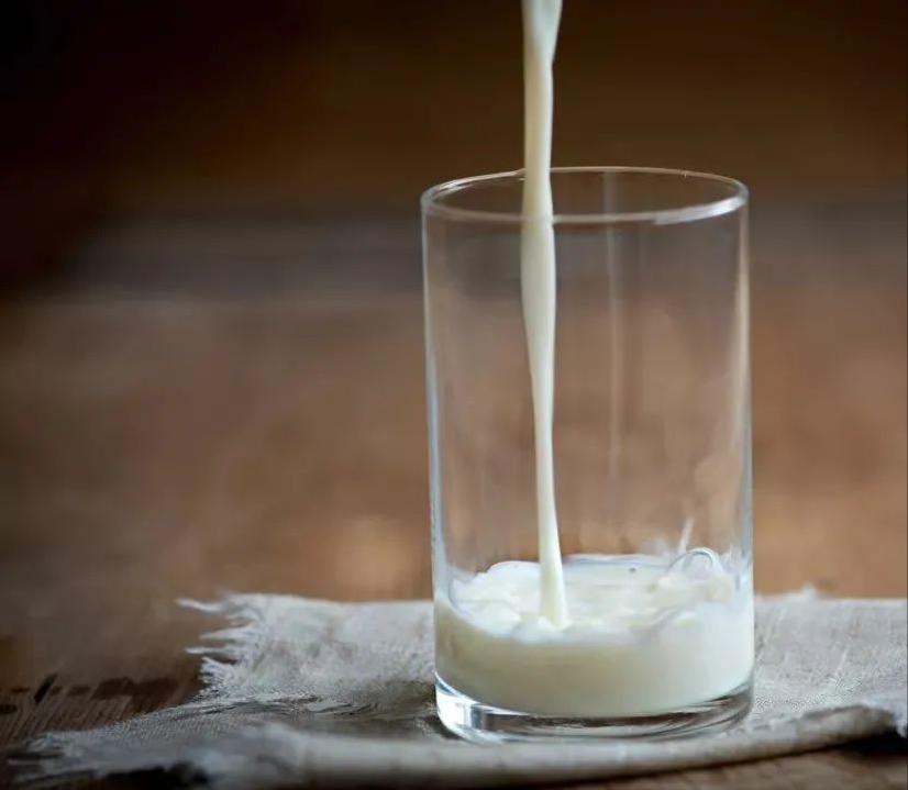 空腹喝完牛奶再吃芒果会怎么样,空腹喝牛奶会怎么样