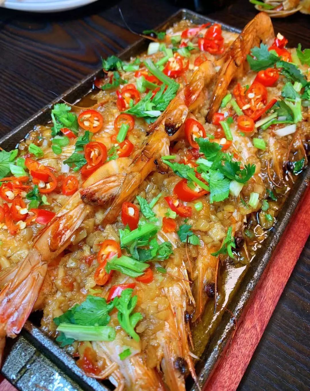 长春这家音乐串吧大块肉按斤称,崂山一元一瓶,青岛喝一箱送一箱