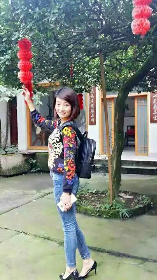 金孔雀余旭的最后一程：36万群众手捧菊花送别，墓前4架飞机模型