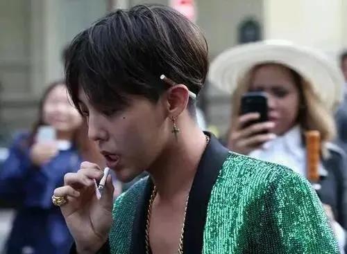 身价几十亿富豪抽多少钱的烟,身价过亿的吴奇隆抽什么烟