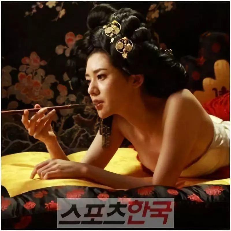 阿娇演港女,阿娇不笑和笑起来的对比照