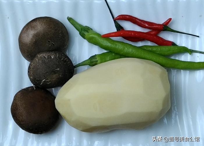 家常菜大厨教你做香菇土豆片,鲜香菇炒土豆片的家常做法