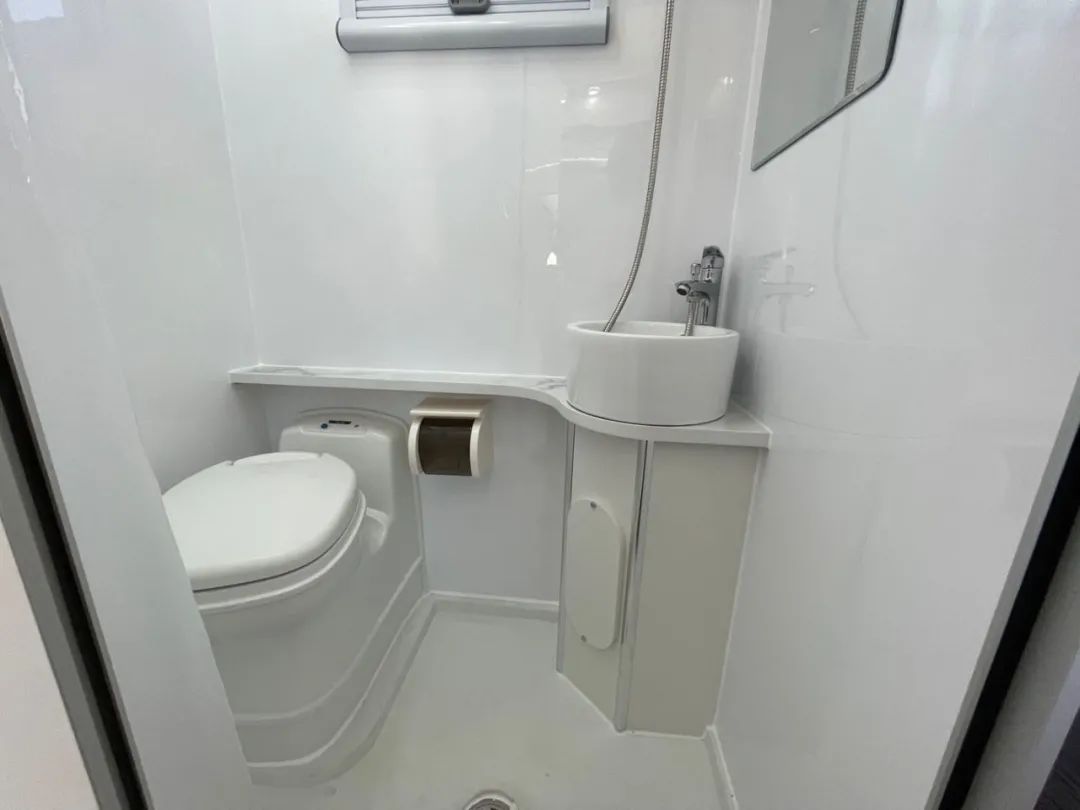 爱旅途t70四驱皮卡房车后横床,爱旅途房车t90和t70底盘有什么区别