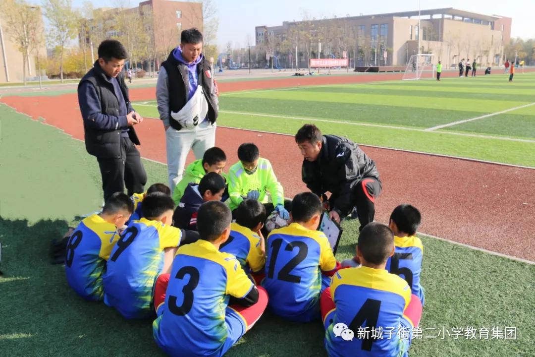 足球竞技快乐共享——街二小在区“中小学生足球赛”中荣获亚军