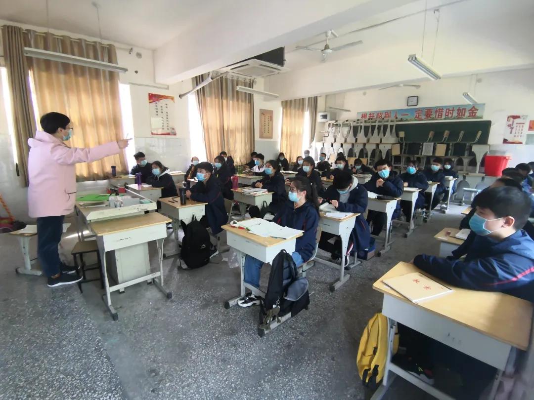 各学校开学第一天的报到情况,开学第一天的视频幼儿